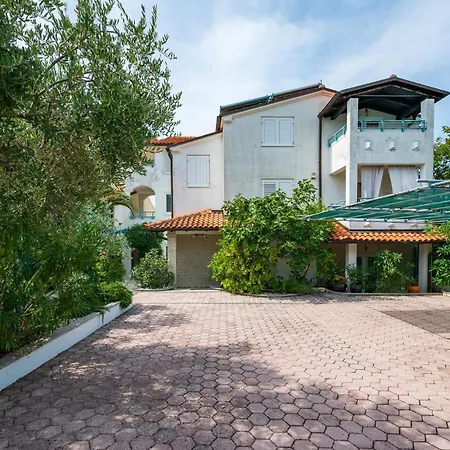 3 Bedroom Amazing In Pjescana Uvala