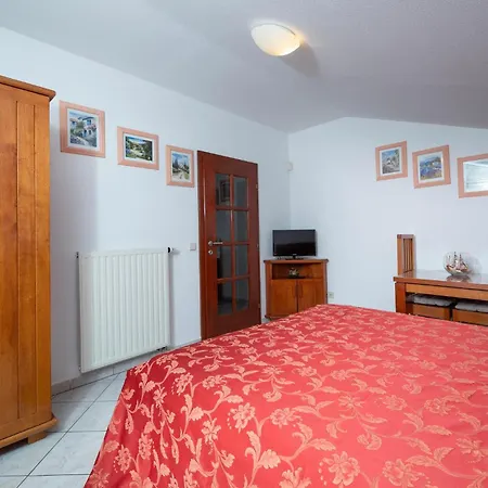 3 Bedroom Amazing In Apartment Pjescana Uvala